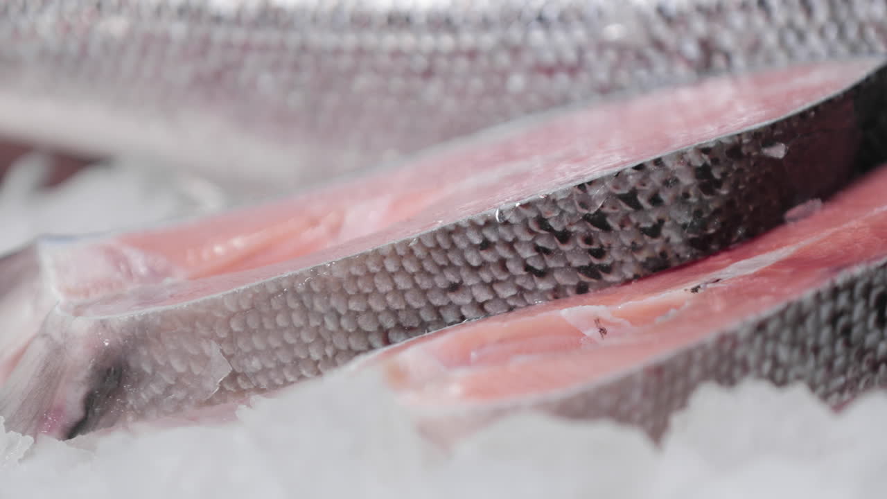 얼음 위에 서리로 덥은 신선한 연어 슬라이스