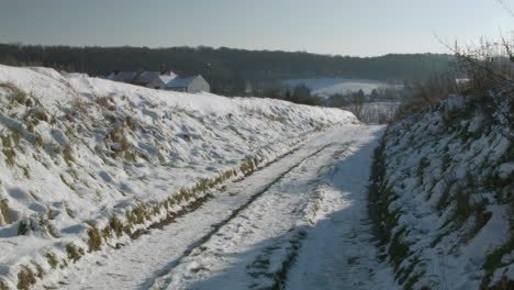 Feldweg-Mit-Schmelzendem-Schnee