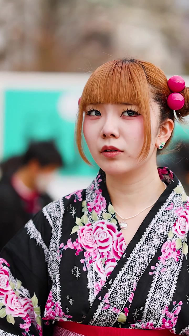 Primo piano di una donna che indossa un kimono floreale e accessori tradizionali a Tokyo, Giappone