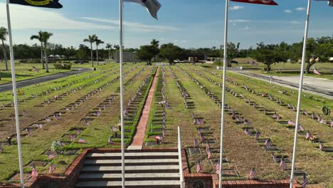 Vista-Aérea-Del-Cementerio-Nacional-Con-Banderas-Americanas-Ondeando-En-Un-Día-Ventoso-Sobre-Tumbas-De-Héroes-Caídos