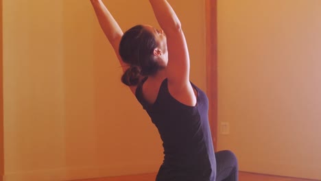 mujer realizando un ejercicio de estiramiento