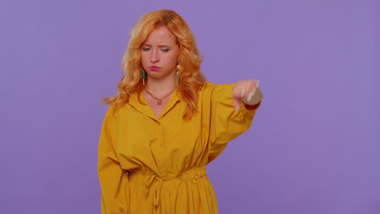 """당신은 해고되었습니다, 소녀는 손가락을 가리키고 그를 혼자 두라고 요청합니다, 엄격한 보스, 해고, 갈등."""