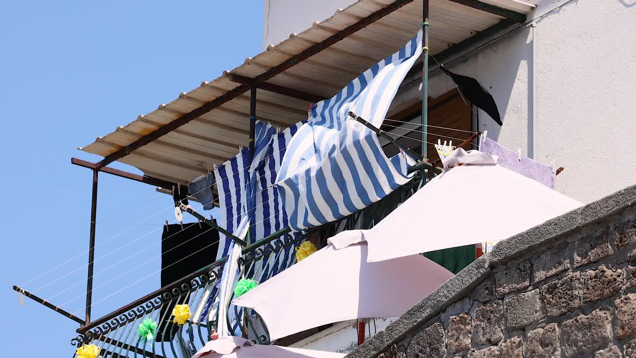 tela a rayas soplada por el viento