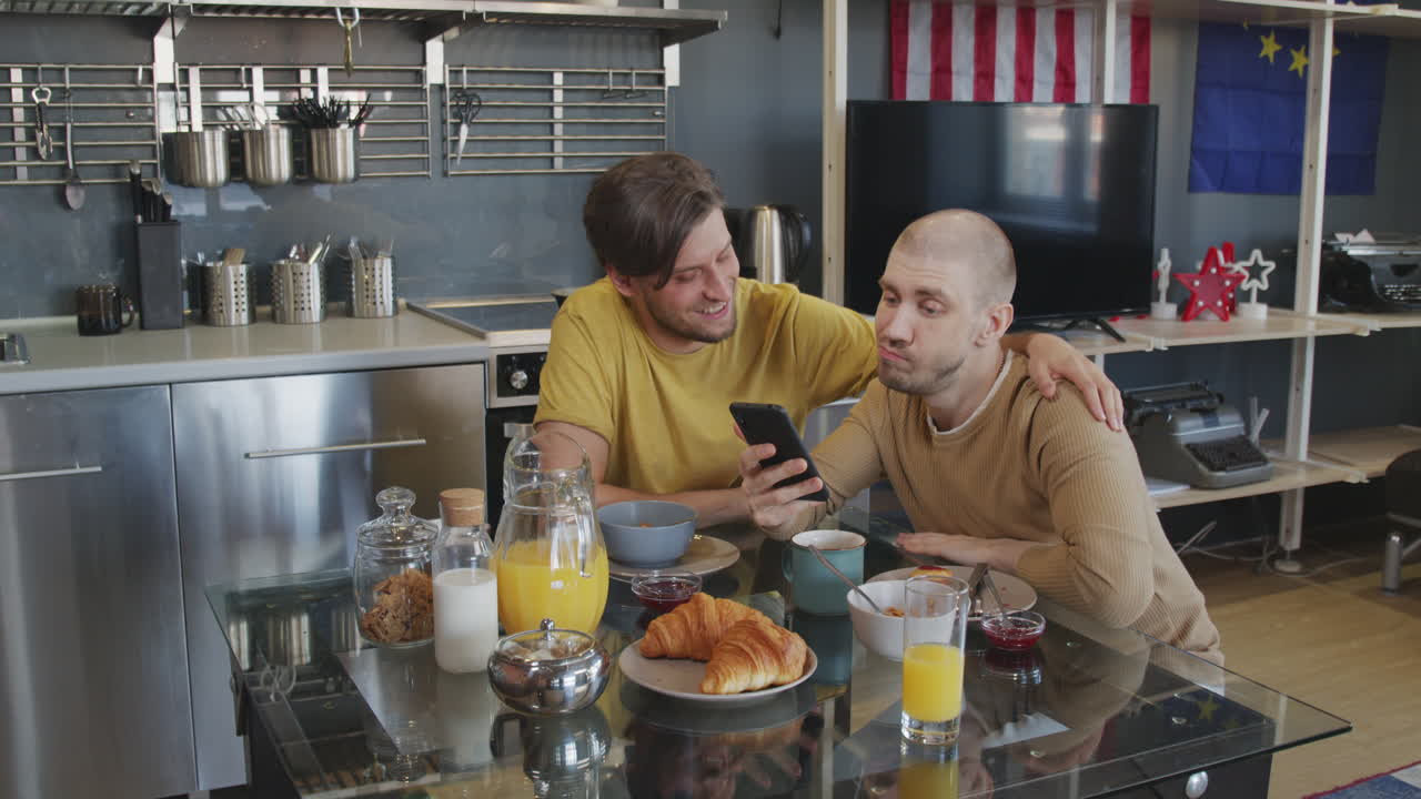 Stessa scena: coppia che ride mentre usa il cellulare
