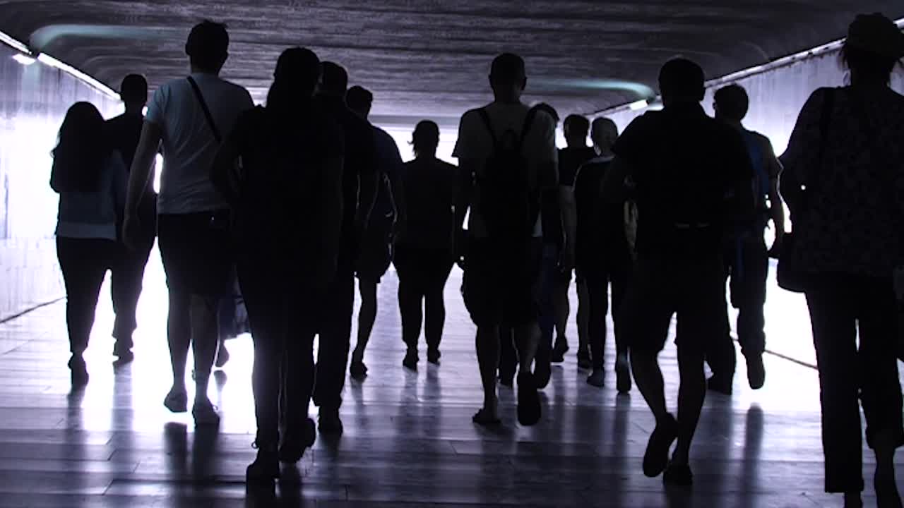 터널을 걷는 사람들