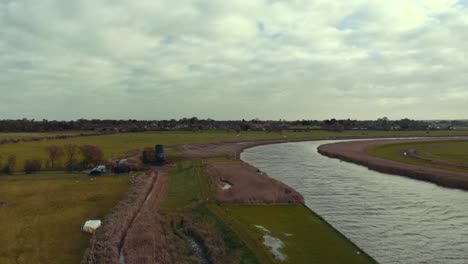 Toma-Aérea-Estática-De-Drones-De-La-Vía-Fluvial-Del-Canal-Norfolk-Broads-En-Un-Día-Nublado