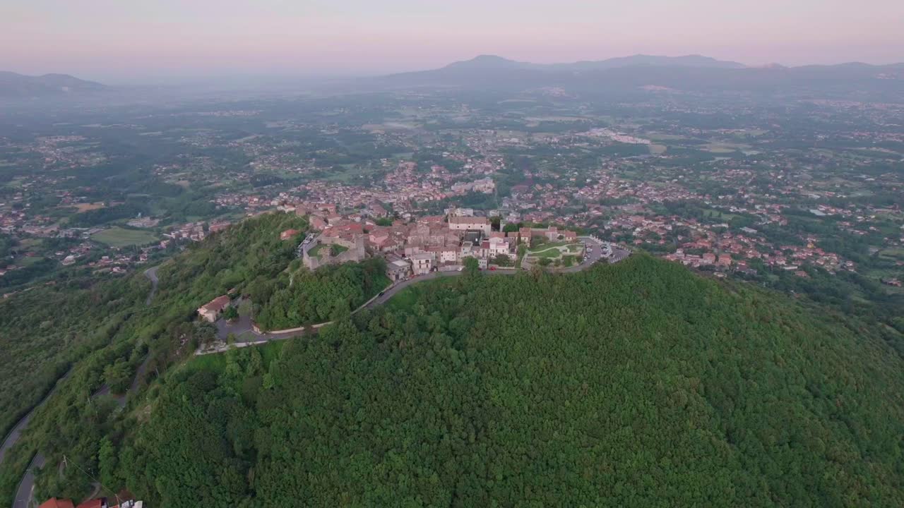 un pequeño pueblo con vistas a un valle, el castillo de san pietro romano.