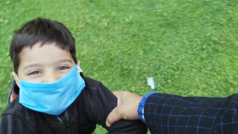 columpio, baile en círculo, dando vueltas al niño, disfrutando y aplaudiendo en el parque durante el cierre de la segunda ola de coronavirus en la india 2021