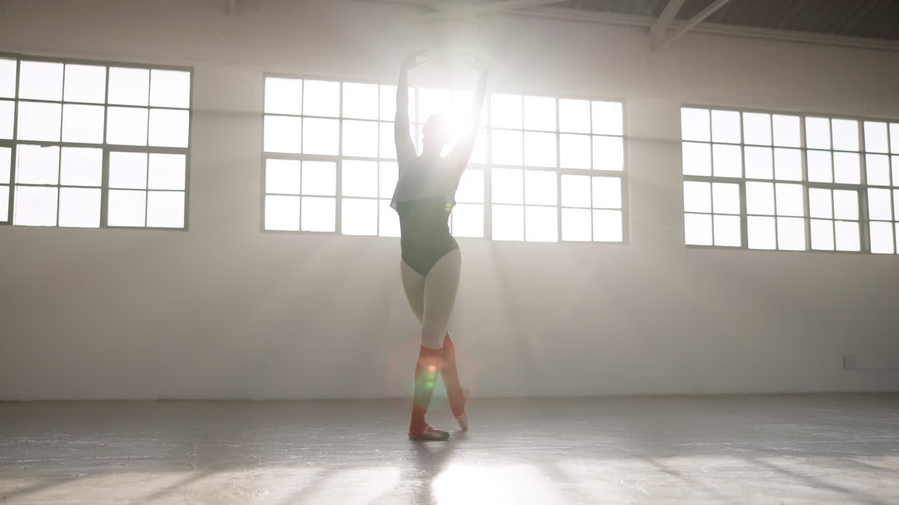 danza, ballet y práctica con una mujer en el estudio