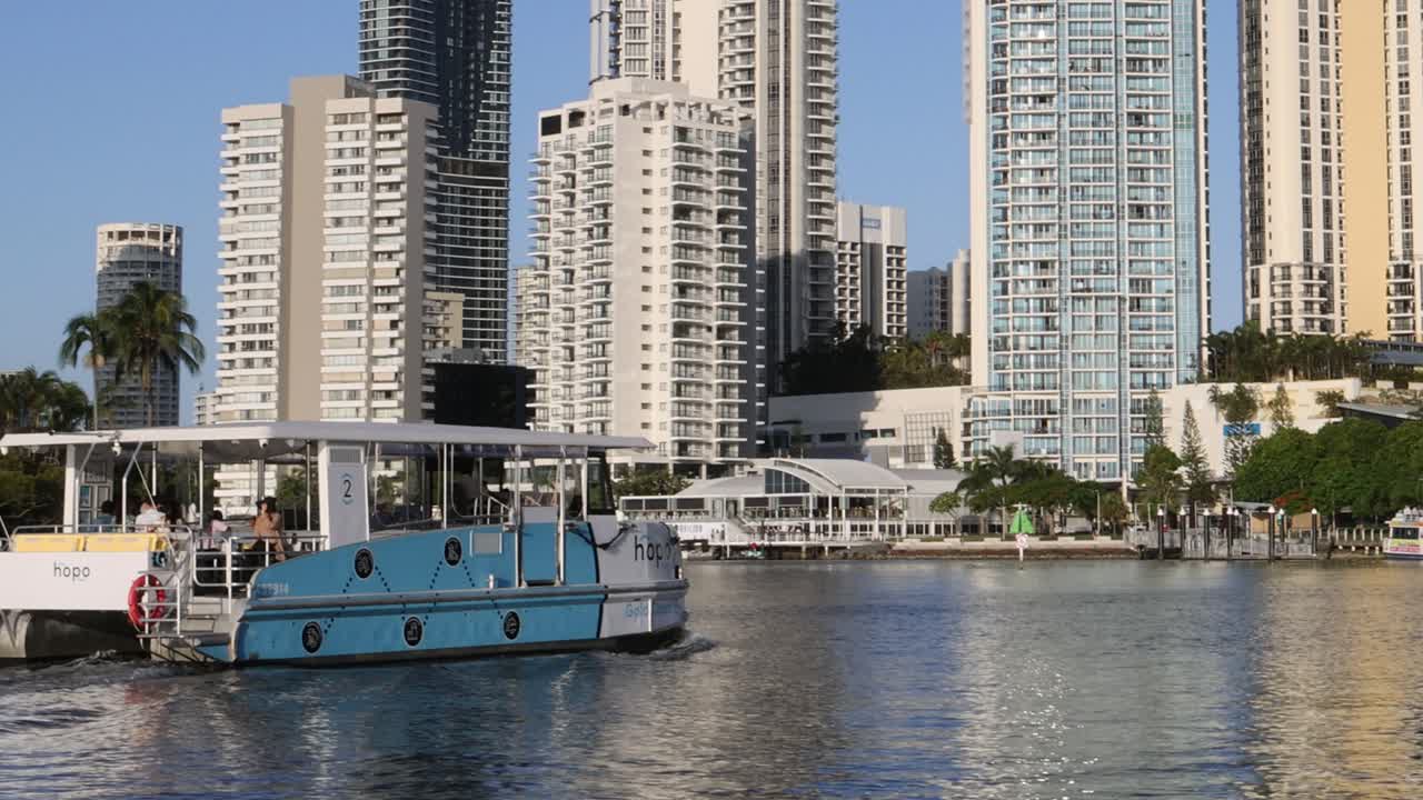 페리 보트 가 경치 좋은 강 을 가로질러 승객 들 을 운반 한다