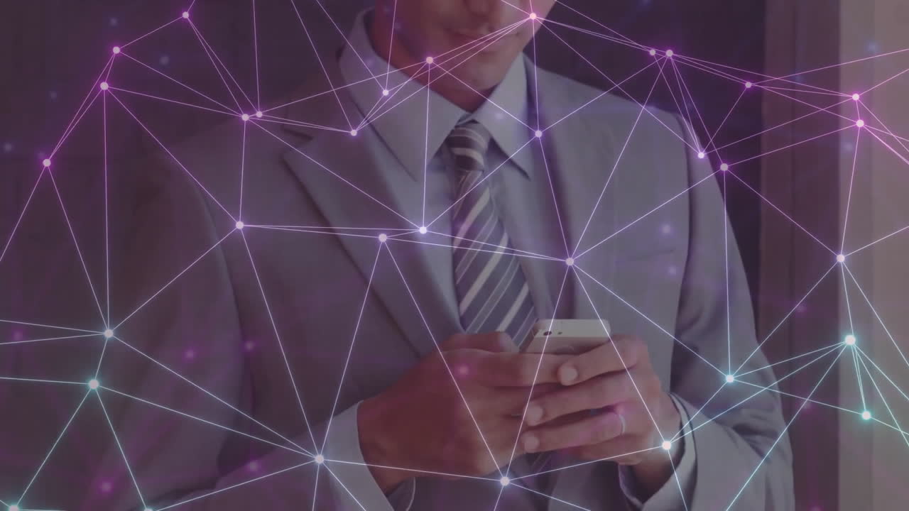 animación de la red de conexiones a través de un empresario caucásico que usa un teléfono inteligente