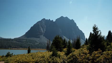 Impresionante-Vista-Del-Paisaje-Natural-Del-Increíble-Castillo-Rojo-En-Lo-Alto-De-Un-Sendero-Para-Mochileros-En-El-Bosque-Nacional-High-Uinta-Entre-Utah-Y-Wyoming-Con-Un-Lago-De-Pesca-Debajo-Y-Pinos-Alrededor