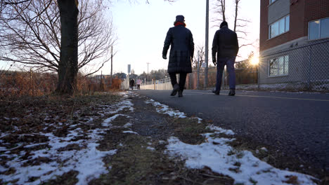 panorámica de gente caminando por una calle peatonal en invierno