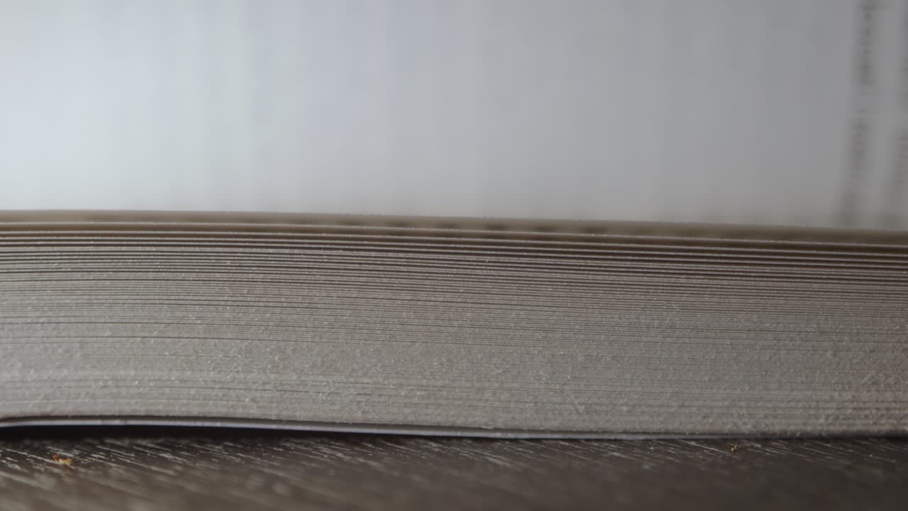 las páginas de un libro pasan rápidamente