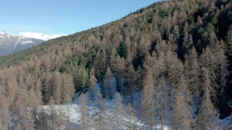 Drone-Volando-Sobre-Las-Montañas-Durante-El-Invierno,-Movimiento-Lateral