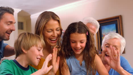 Linda-Familia-Haciendo-Un-Video-Chat-En-La-Tableta