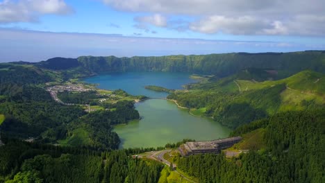 Vista-Aérea-Suave-De-Los-Lagos-Gemelos-De-Sete-Cidades-En-El-Cráter-De-Un-Volcán-Inactivo-En-La-Isla-Portuguesa-De-Sao-Miguel,-Azores