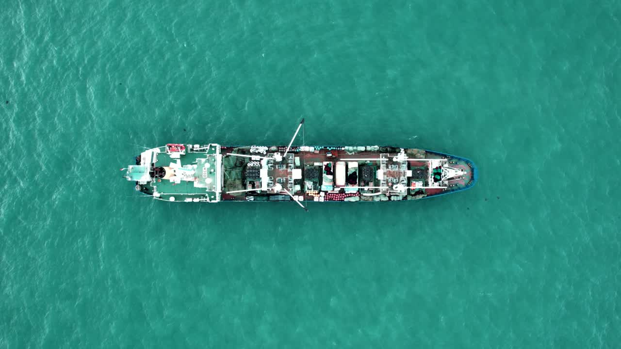 물 위를 날아다니는 드론의 영상