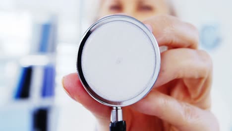 primer plano de una doctora con un estetoscopio en la mano