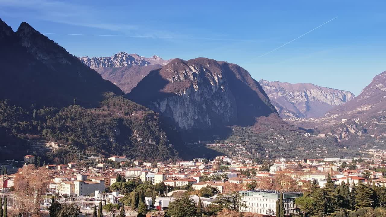Esplora la bellezza delle Alpi italiane sotto un cielo limpido
