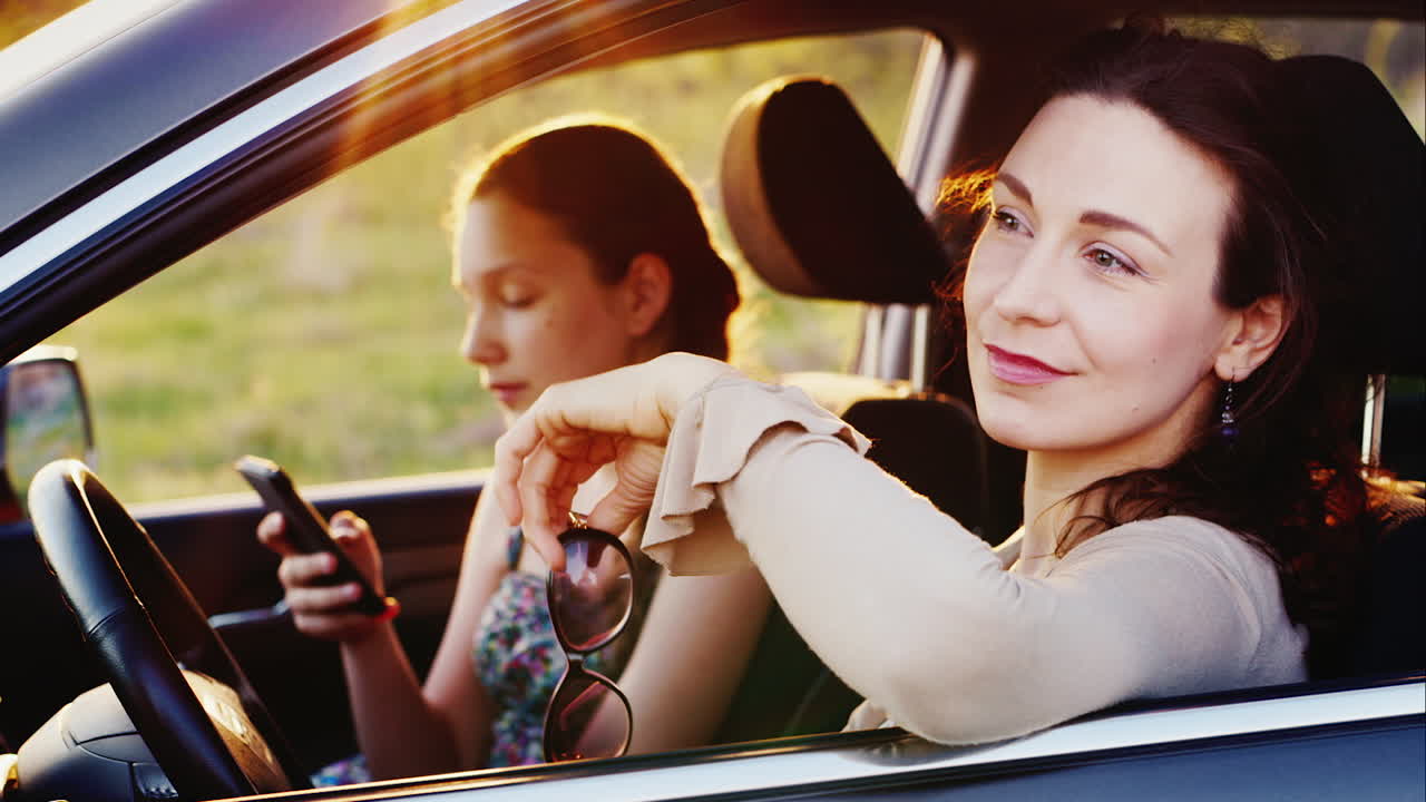 십대 딸과 함께 시간을 보내고 있는 젊은 여성 1