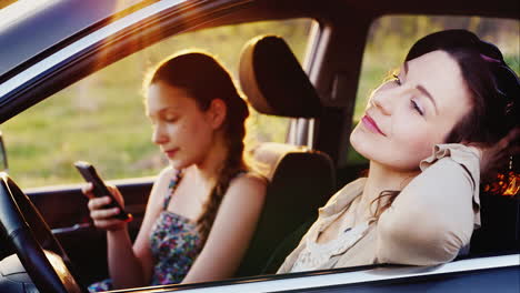 a young woman with her teenage daughter is spending time together 1