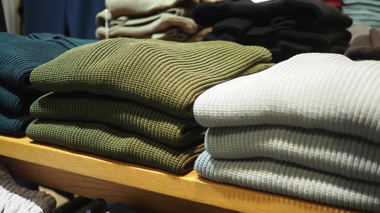 木製の棚に置かれたニットウェア。