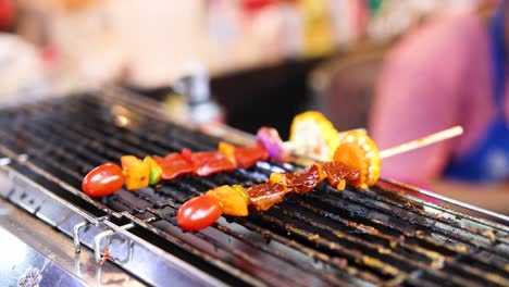 salchichas a la parrilla en un puesto de comida callejera