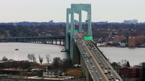 Una-Vista-Aérea-Del-Puente-Throgs-Neck-Desde-Long-Island-Sound,-Nueva-York-En-Un-Día-Nublado.