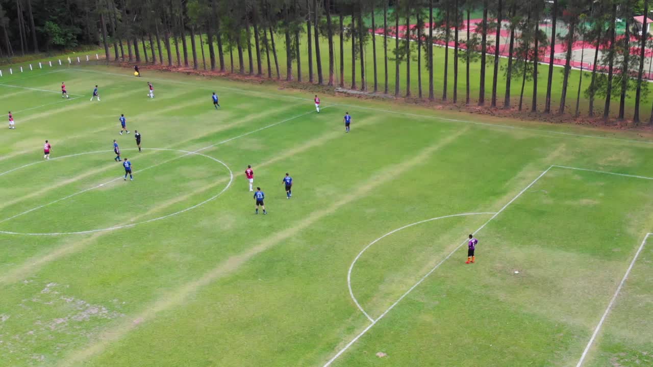 브라질의 숲에서 아마추어 축구 경기의 놀라운 공중