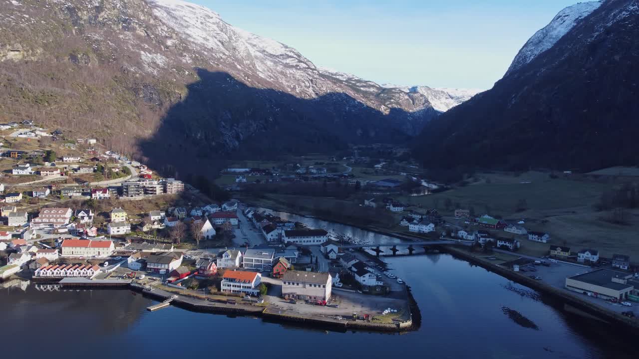 hermoso centro de la ciudad de aurlandsvangen y río salmón en noruega - amanecer ascendente aéreo desde la costa mirando hacia el río y el valle de la montaña