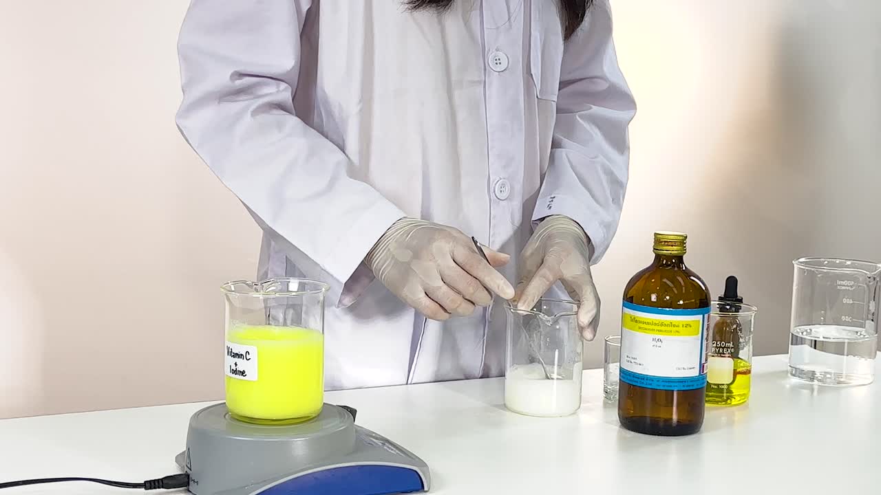 요오드와 녹말과의 화학 반응을 보여주는