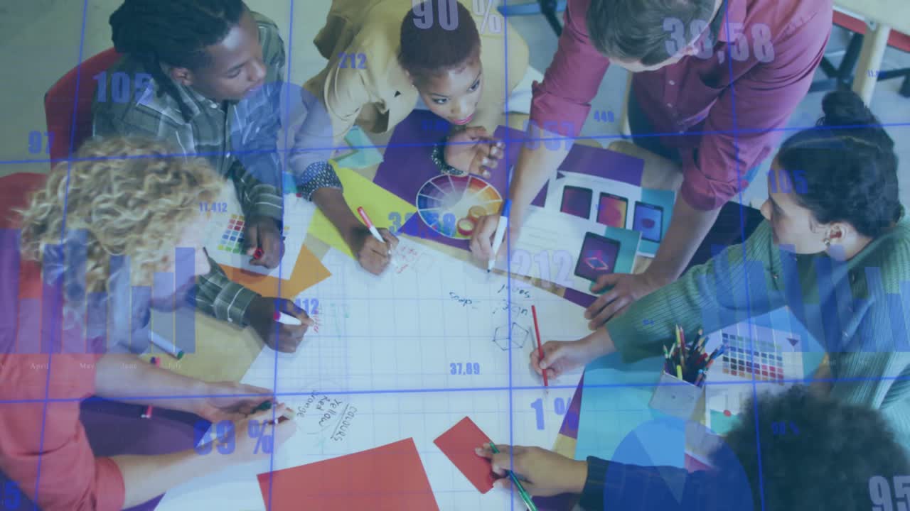 그래프와 변하는 숫자의 애니메이션, 사무실에서 아이디어를 공유하는 다양한 동료의 오버헤드 뷰