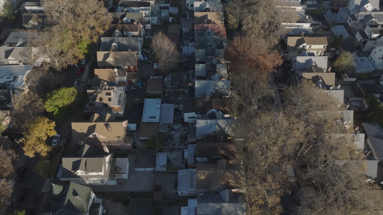 브루클린의 켄싱턴에 있는 집들의 공중 풍경, 뉴욕의 한 가을 아침에 찍은 사진.