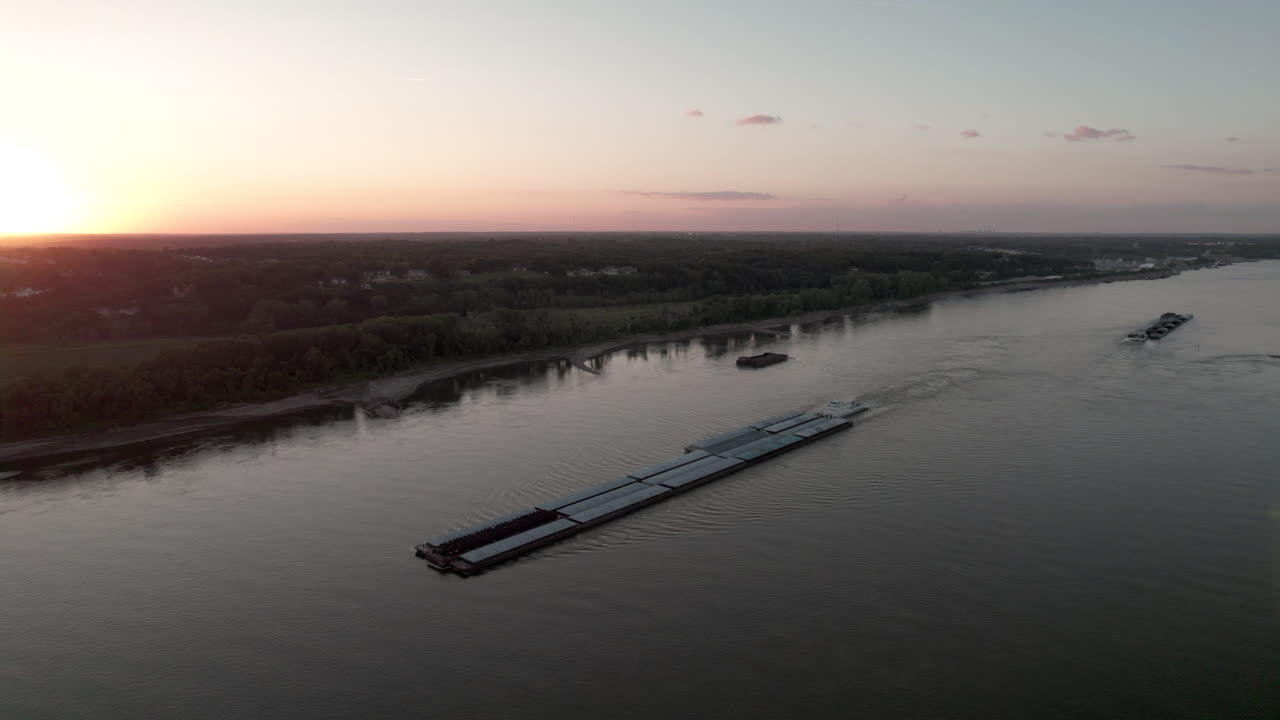 paralaje aéreo alrededor de remolcador empujando barcazas por el río mississippi, st.