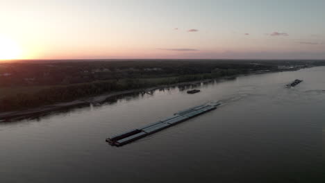 Luftparallaxe-Um-Schlepper,-Der-Lastkähne-Den-Mississippi-River-Hinauf-Schiebt,-St