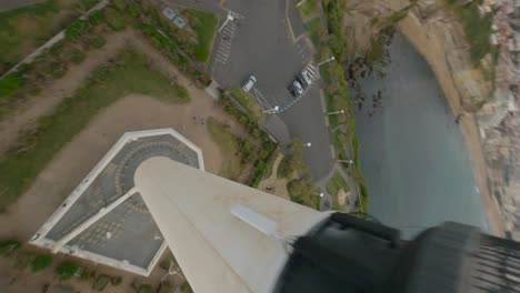 avión no tripulado volando alrededor y sobre el faro de biarritz, francia