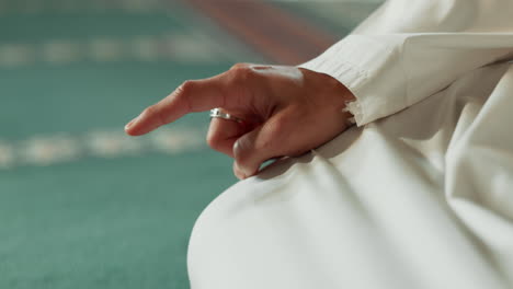 islam, suelo y primer plano de un dedo que apunta
