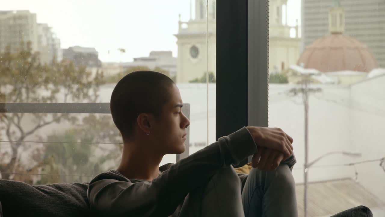 hombre sentado en el sofá en casa 4k