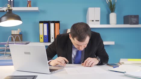 Tired-of-working-hard,-the-businessman-starts-napping-at-his-desk.