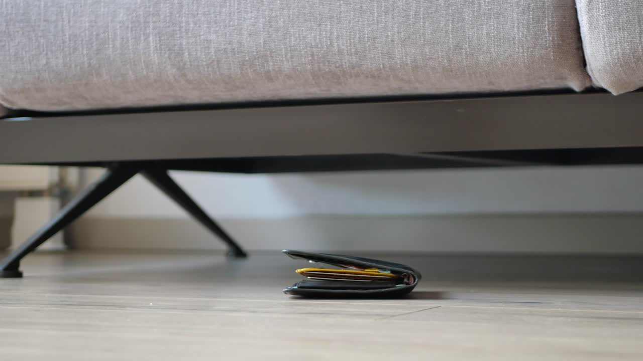 소파 에서 잃어버린 지갑이 발견됐습니다.