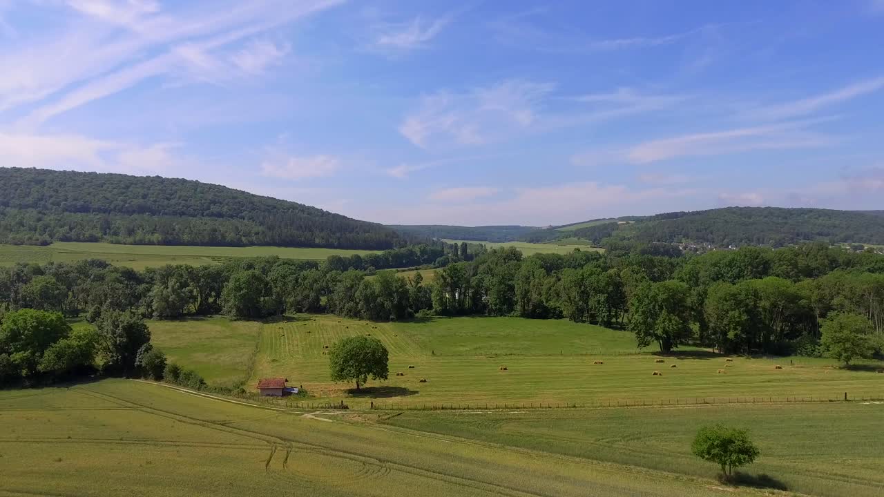4K luchtopname van een veld op het platteland, met een zachte stijging.