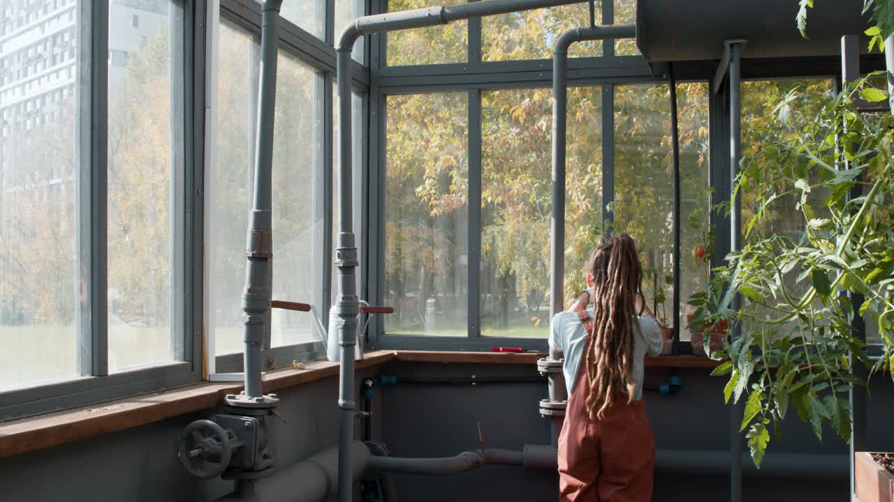 садовник, работающий в помещении