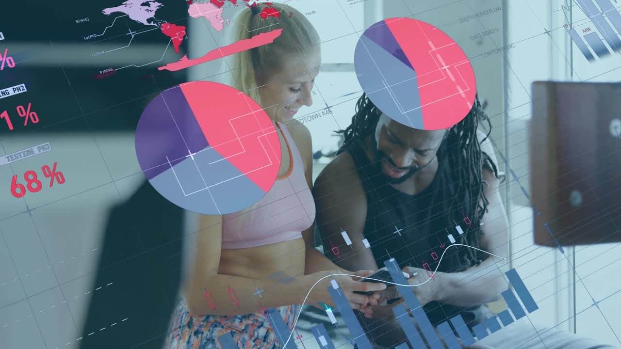 animación del procesamiento de datos sobre diversas personas que usan teléfonos inteligentes en el gimnasio