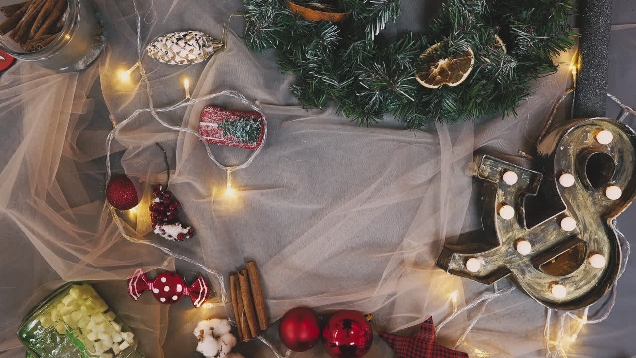 pasatiempo creativo. envoltorio de regalo. embalaje de modernas cajas de regalo de navidad en elegante papel gris con cinta roja satinada. vista superior de las manos sobre una mesa de madera blanca con ramas de abeto, decoración