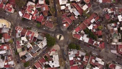 Antena-De-Arriba-Hacia-Abajo-Que-Se-Eleva-Sobre-La-Intersección-De-Parque-Chas-En-El-área-Urbana-De-Buenos-Aires