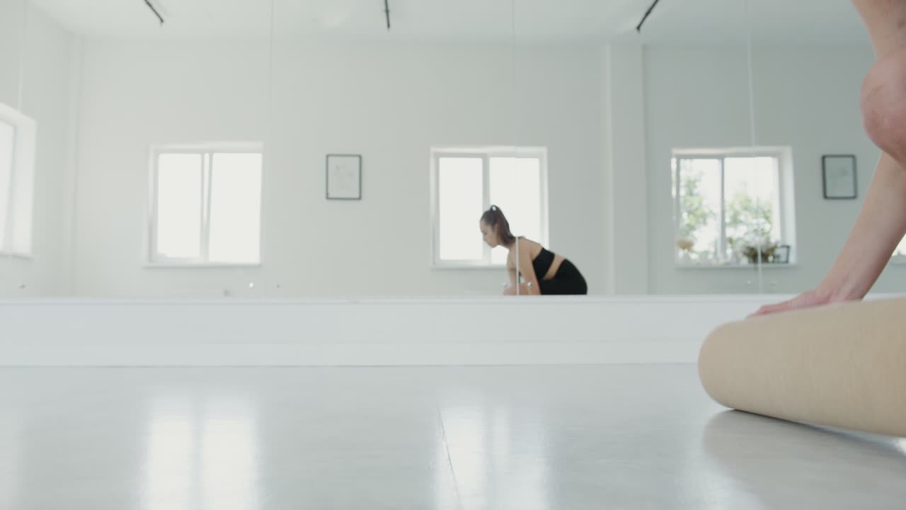 mujer practicando yoga en un estudio