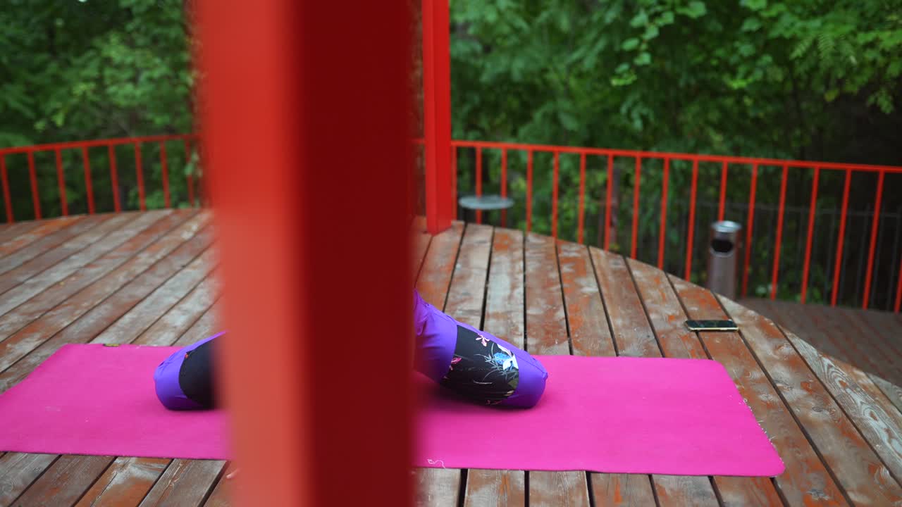 mujer haciendo yoga al aire libre