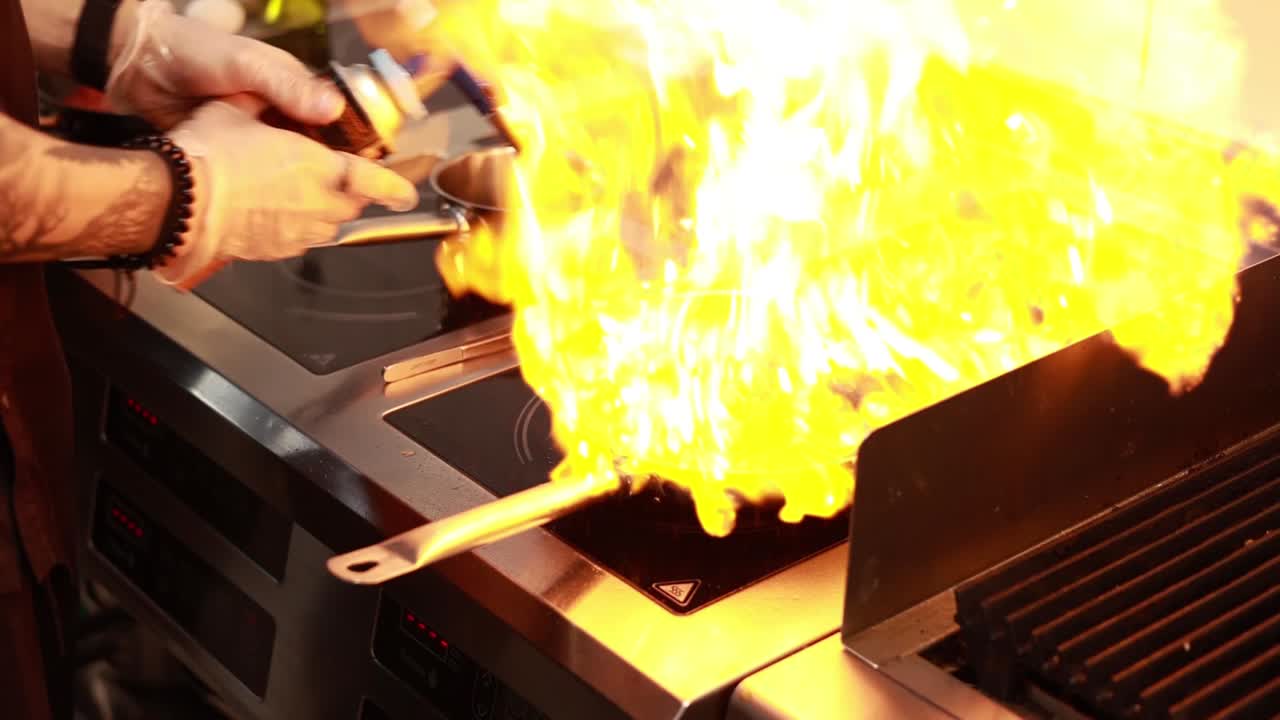 Chef che sigilla una bistecca con un cannello da cucina