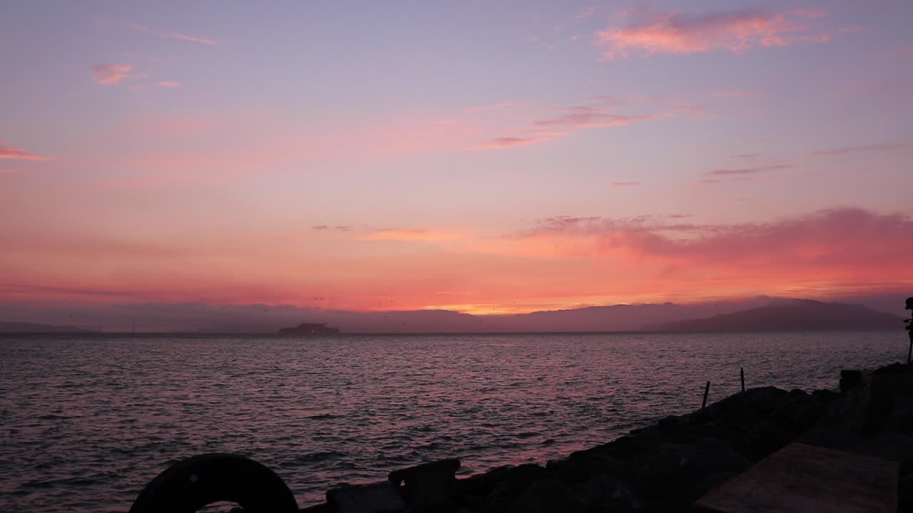サンフランシスコ湾に沈む黄金の夏の夕日、地平線にアルザトラズ、山々、ゴールデン ゲート ブリッジ